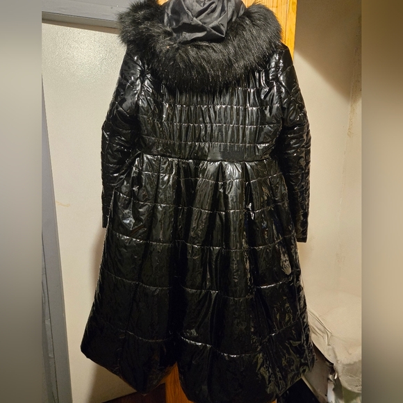 AKIRA Glossy Black Peplum Puffer Coat with Faux Fur - Picture 3 of 8